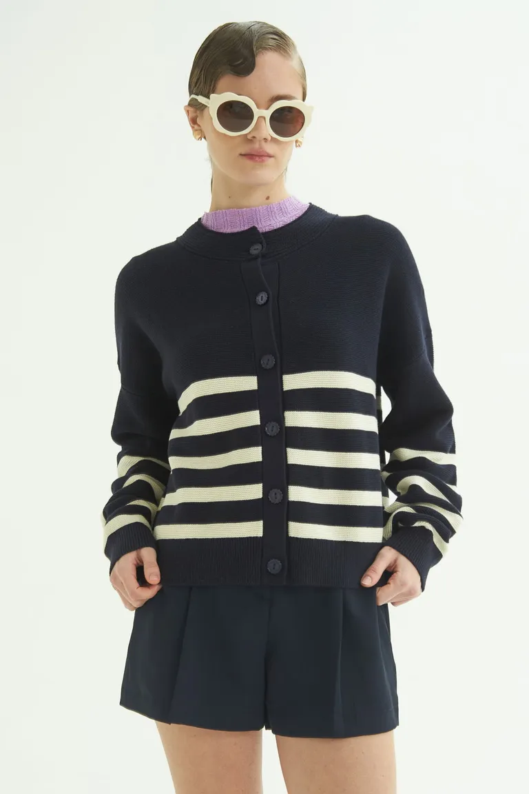 Cardigan tejido en azul marino con diseño de rayas en crudo para un look marinero y elegante de Las Pepas en Buzos y Sweaters para argentina