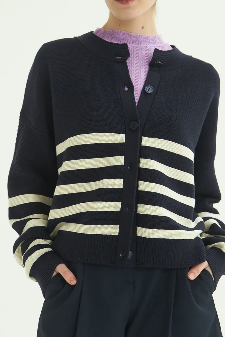 Cardigan tejido en azul marino con diseño de rayas en crudo para un look marinero y elegante de Las Pepas en Buzos y Sweaters para argentina