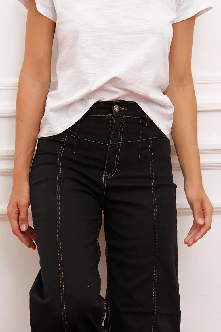 Pantalón wide leg de tiro alto con recortes frontales y costuras a contratono de Sofia Sarkany en Pantalones para argentina