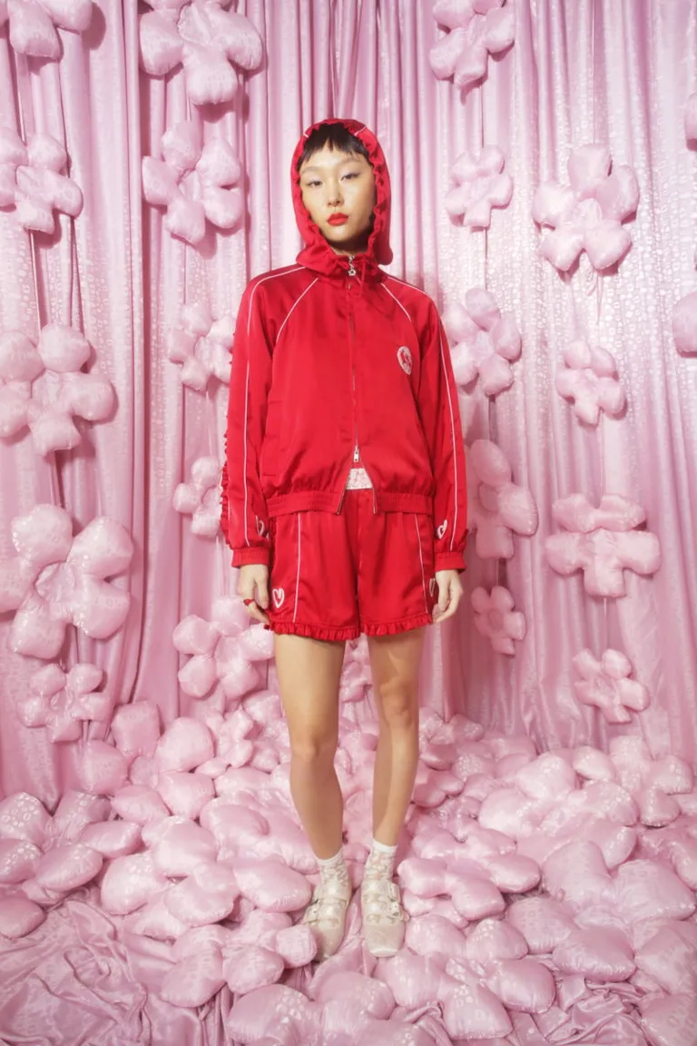 Campera de tela satinada con capucha y bordados exclusivos de diseño fantasy de Las Pepas en Chaquetas para argentina