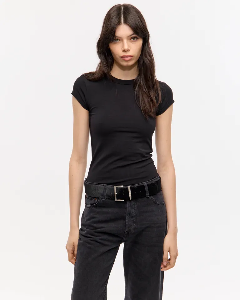 Remera de mujer manga corta con ajuste al cuerpo y escote redondo de Ay Not Dead en Remeras para argentina