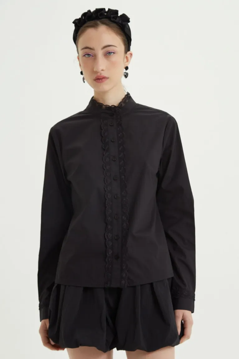 Camisa de corte recto con cuello mao y detalles de encaje en puños y cartera de Las Pepas en Camisas para argentina