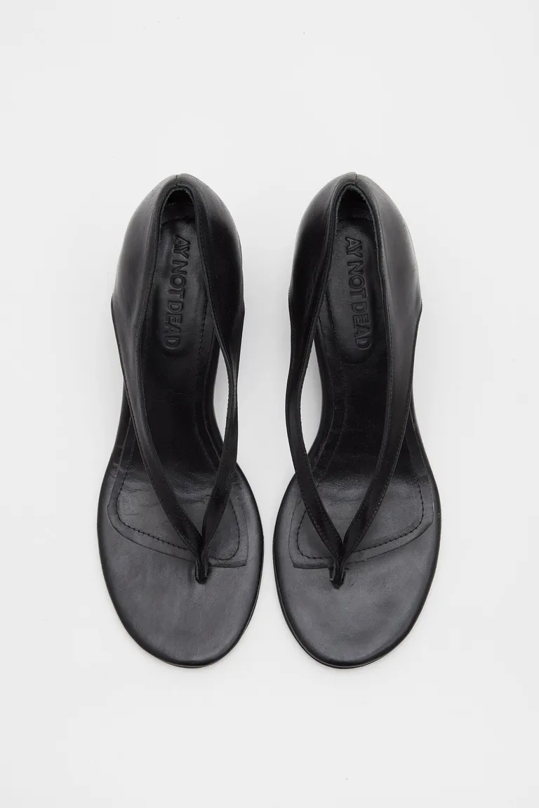 Sandalias de cuero brillante con taco chino para mujer de Ay Not Dead en Sandalias para argentina