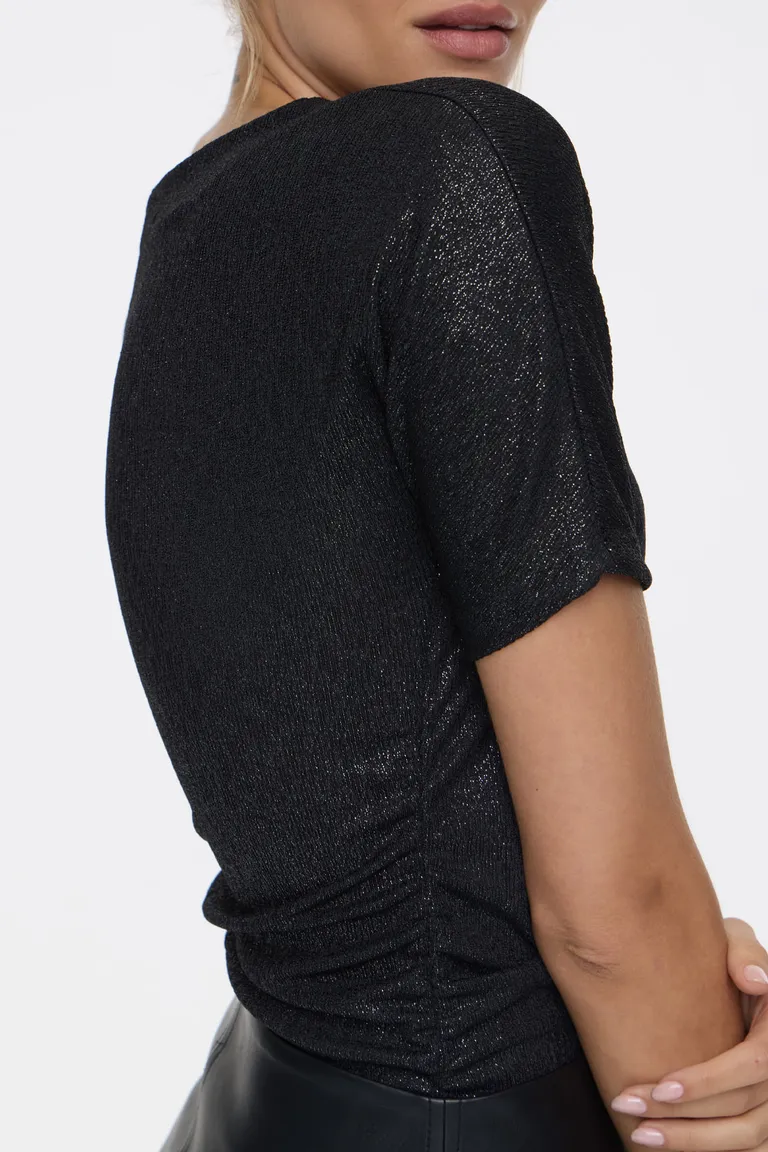 Remera manga corta con escote redondo y detalle de frunce lateral de Cuesta Blanca en Remeras para argentina