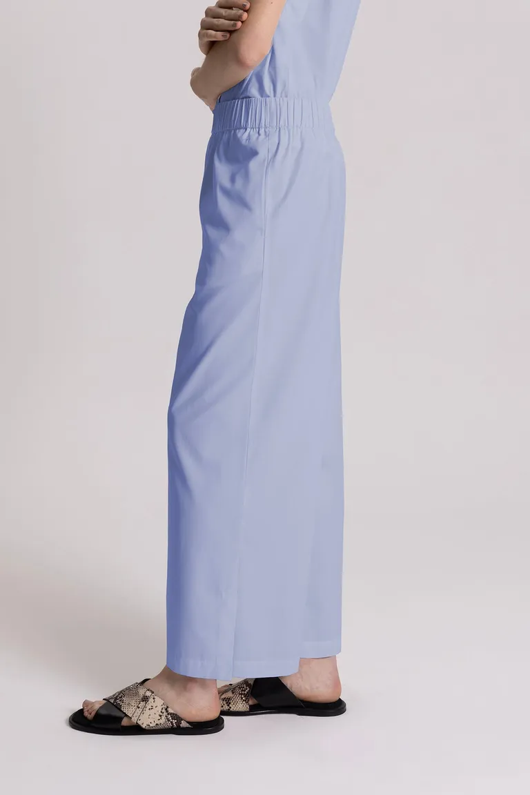 Pantalón celeste de corte relajado y cintura elástica para mujer de Maria Cher en Pantalones para argentina