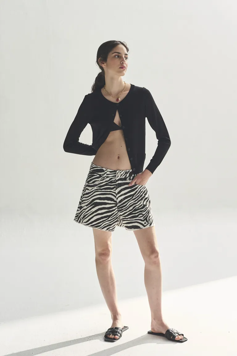 Cárdigan negro de punto fino con corte moderno y elegante para el día a día de Akiabara en Buzos y Sweaters para argentina