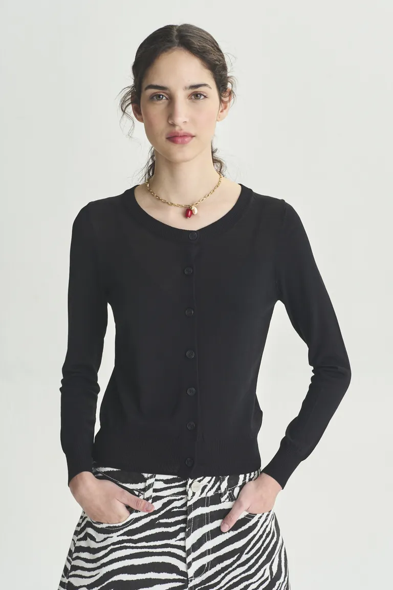 Cárdigan negro de punto fino con corte moderno y elegante para el día a día de Akiabara en Buzos y Sweaters para argentina