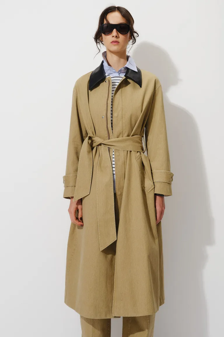 Tapado largo de silueta recta con cuello en contraste y ajuste mediante cinturón a la cintura de Mishka en Tapados para argentina