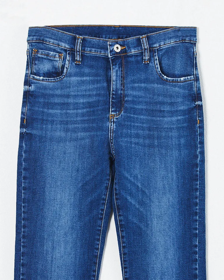 Jean de tiro alto con pierna recta y ruedo desflecado de Wanama en Pantalones para argentina