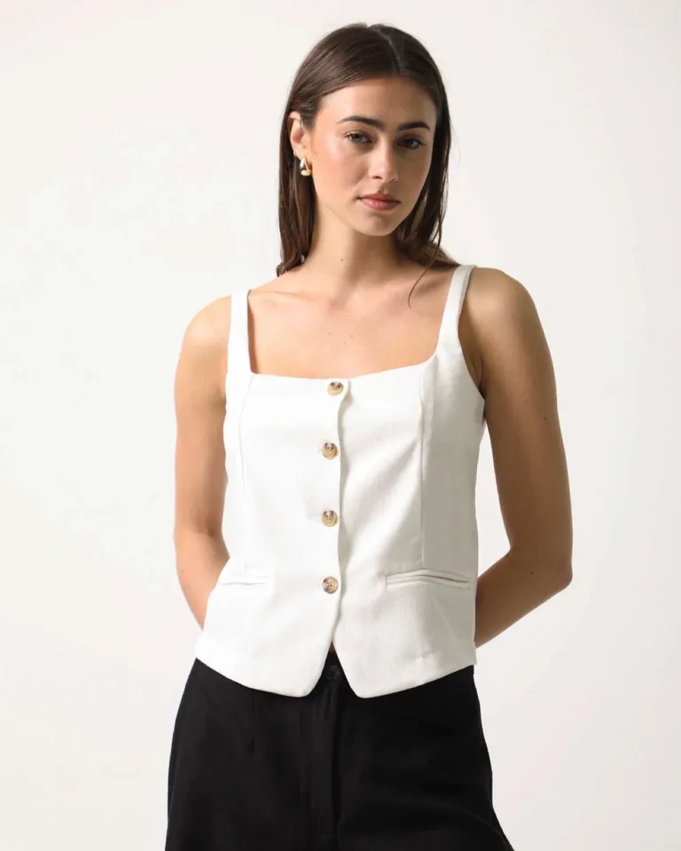 Chaleco de lino con diseño sencillo y detalles refinados de Hesed en Chalecos para argentina