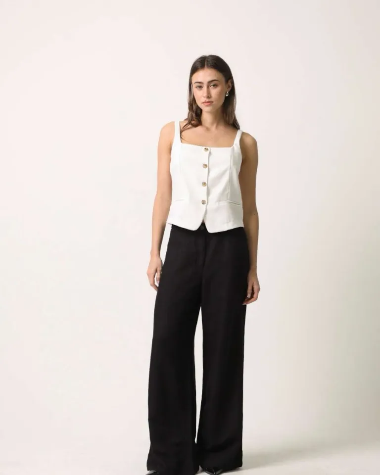 Chaleco de lino con diseño sencillo y detalles refinados de Hesed en Chalecos para argentina