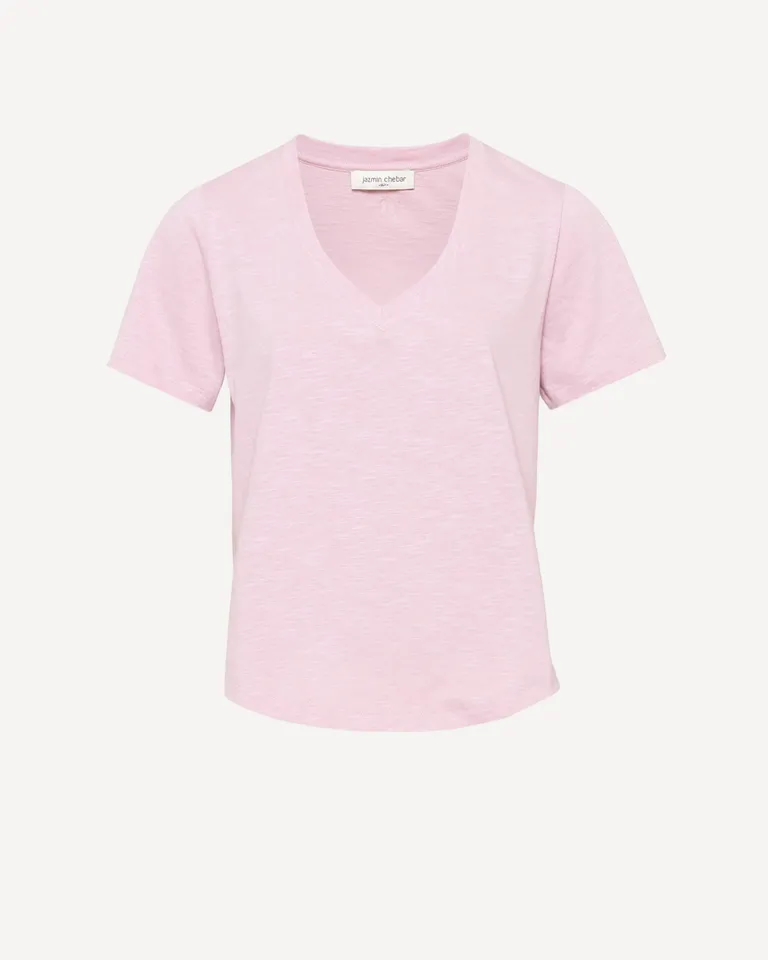 Remera de Corte Moderno con Escote en V para Mujer de Jazmin Chebar en Remeras para argentina