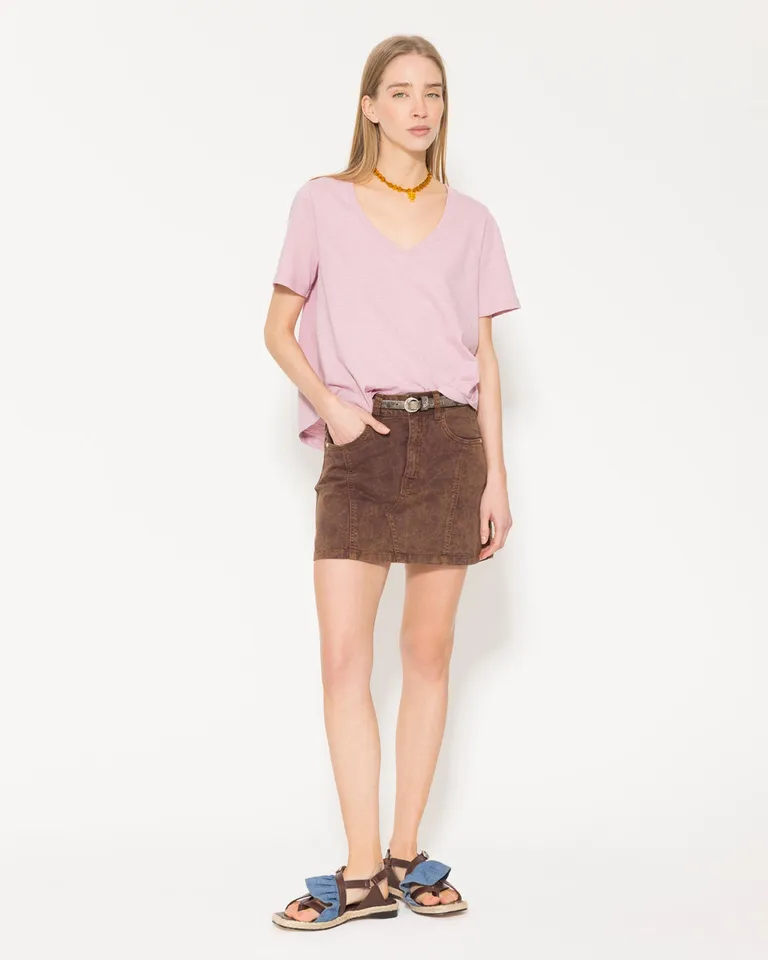 Remera de Corte Moderno con Escote en V para Mujer de Jazmin Chebar en Remeras para argentina
