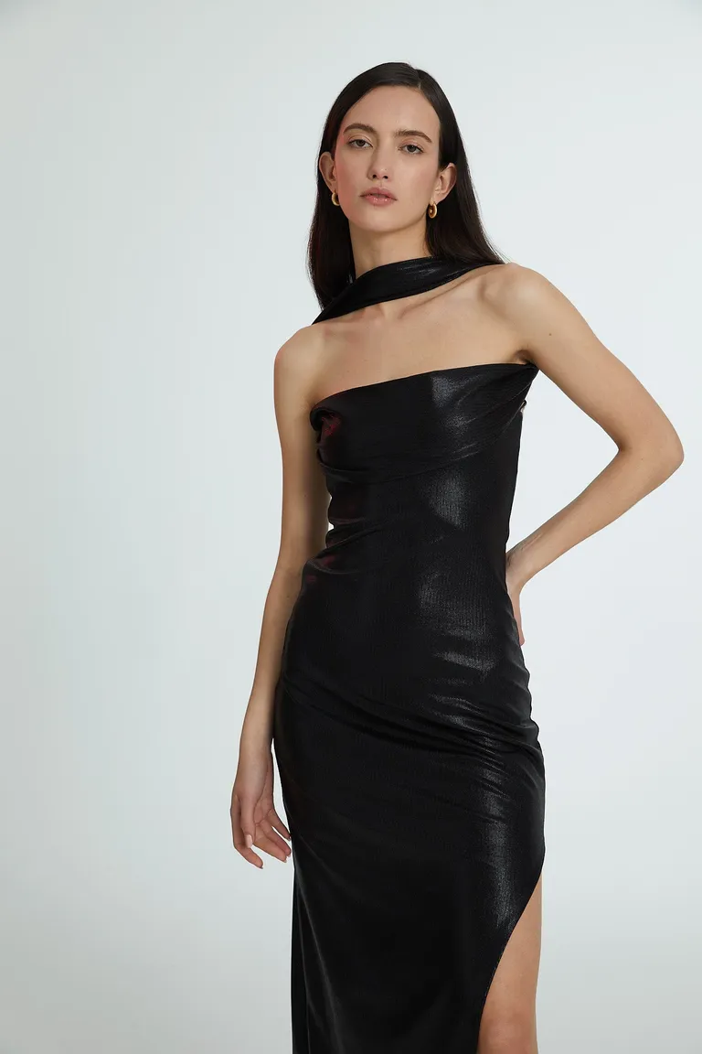 Vestido de punto negro con escote strapless y tajo lateral de Naíma en Vestidos para argentina