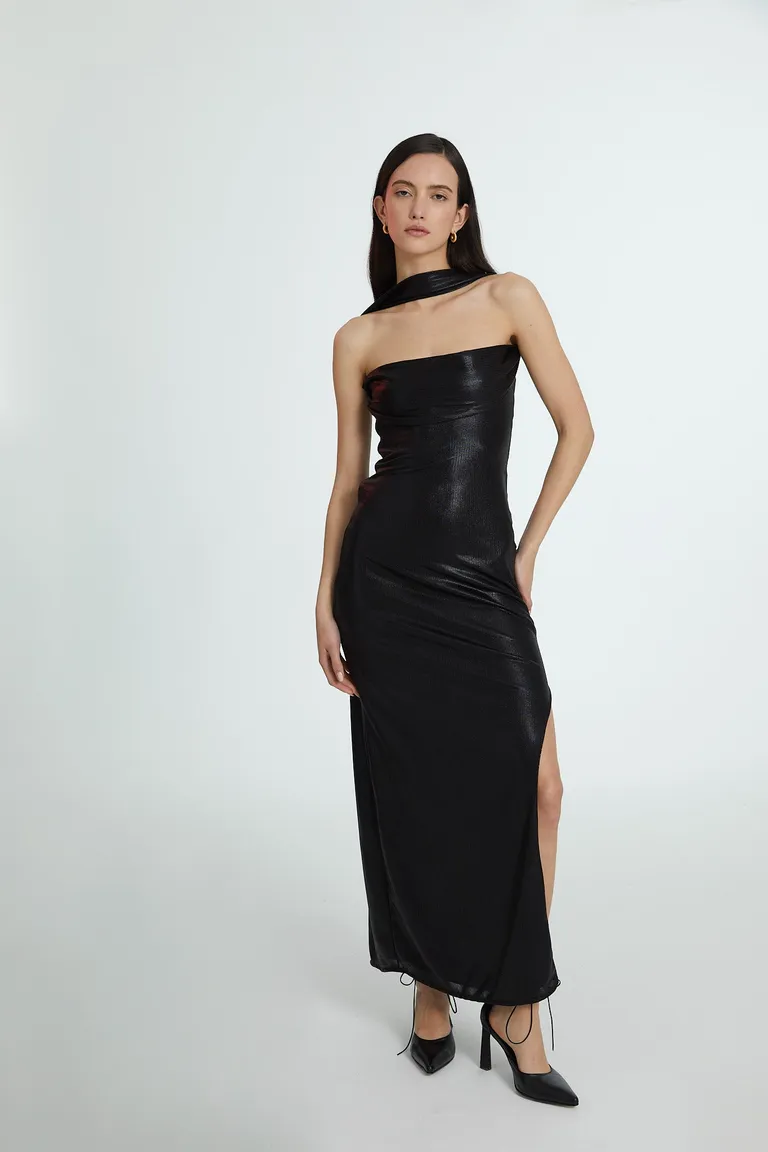 Vestido de punto negro con escote strapless y tajo lateral de Naíma en Vestidos para argentina