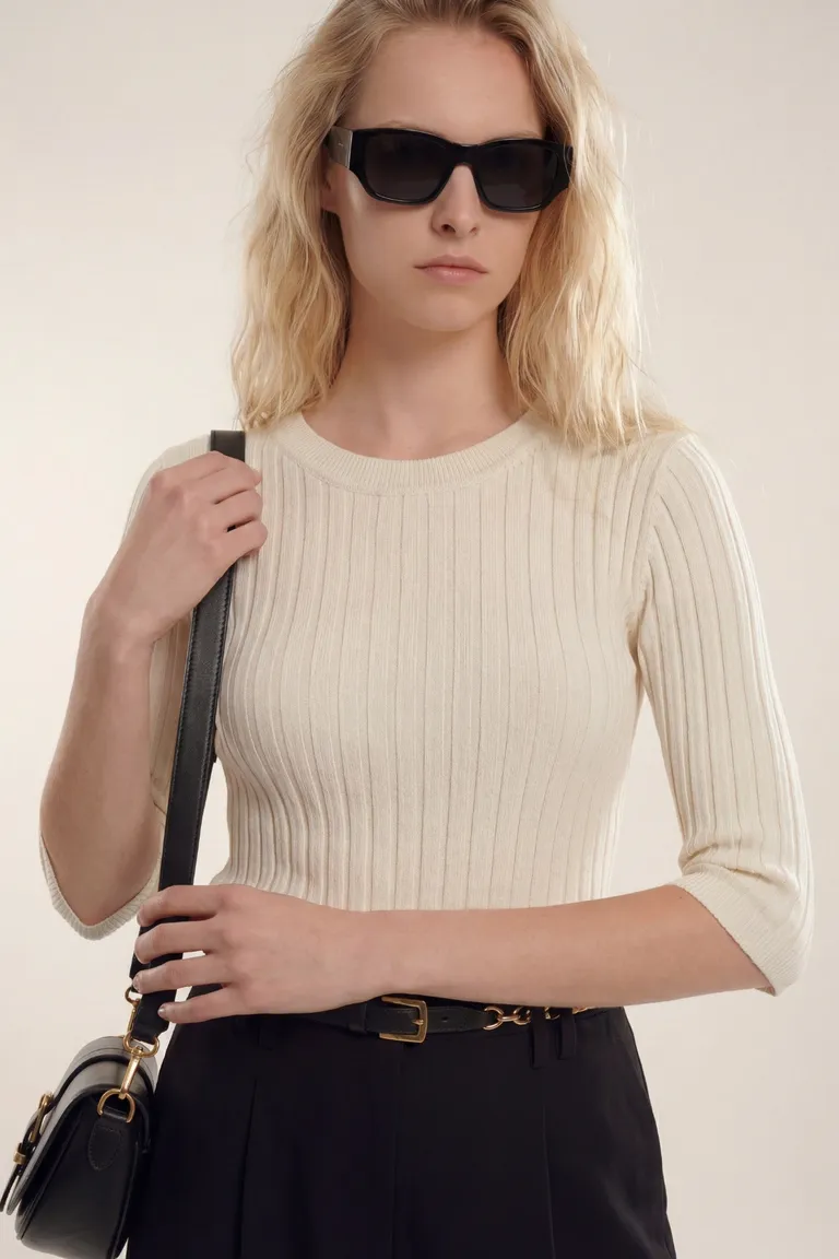 Sweater tejido cuello redondo y mangas tres cuartos con textura acanalada de Akiabara en Buzos y Sweaters para argentina