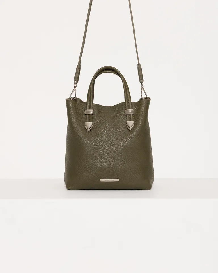 Bolso tote verde de tamaño intermedio, hecho con cuero vacuno de alta calidad de Jazmin Chebar en Bolsos y Carteras para argentina
