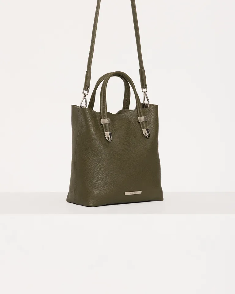 Bolso tote verde de tamaño intermedio, hecho con cuero vacuno de alta calidad de Jazmin Chebar en Bolsos y Carteras para argentina