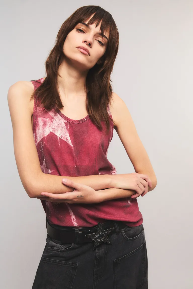 Musculosa estampada con diseño exclusivo y ajuste regular de Kosiuko en Remeras para argentina