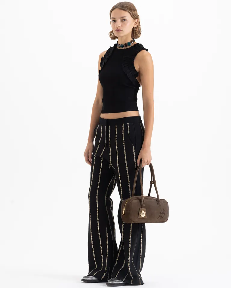 Cartera estructurada con manija fija, detalle de charm colgante y firma grabada en el frente de Jazmin Chebar en Bolsos y Carteras para argentina