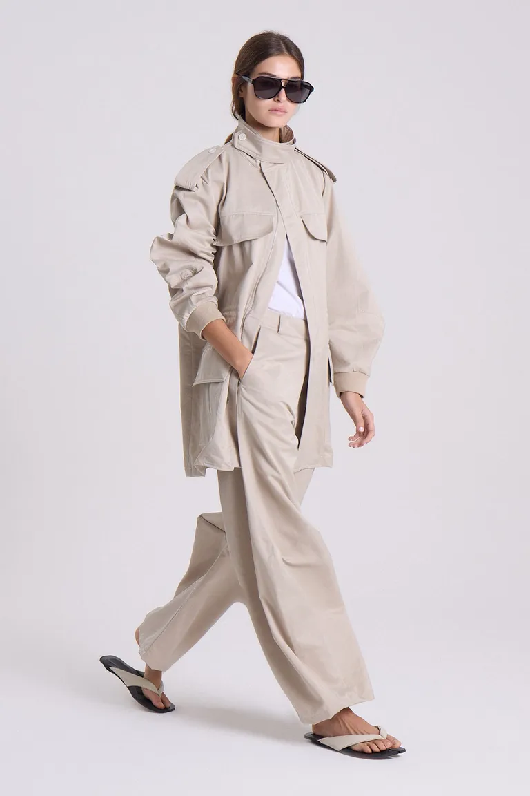 Chaqueta de gabardina beis con bolsillos y ajuste en puños de Maria Cher en Chaquetas para argentina