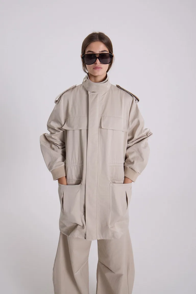 Chaqueta de gabardina beis con bolsillos y ajuste en puños de Maria Cher en Chaquetas para argentina