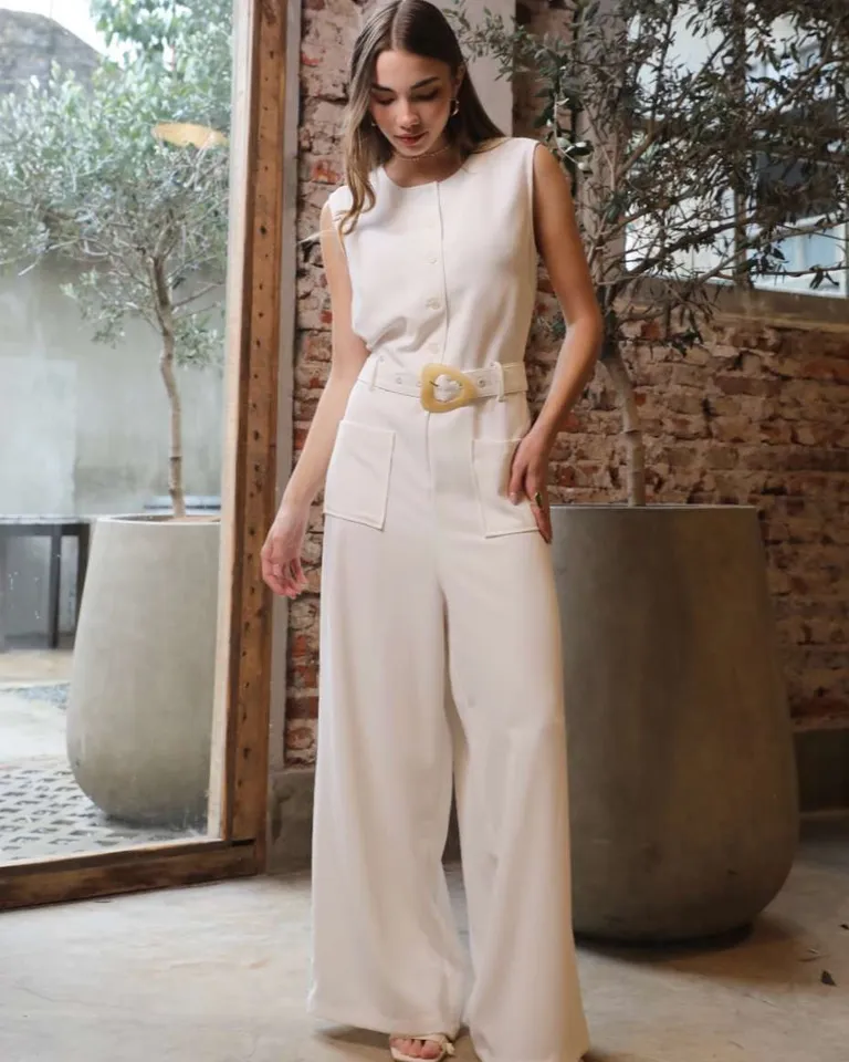 Mono crep sastrero blanco sin mangas con bolsillos y cinturón de Hesed en Monos para argentina