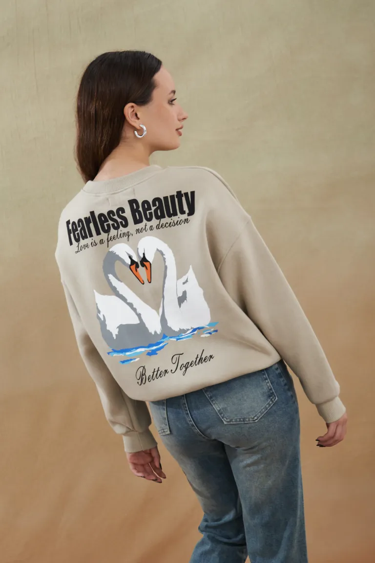 Buzo Beige con Estampa Gráfica de Moda para Mujer de Apricot en Buzos y Sweaters para argentina