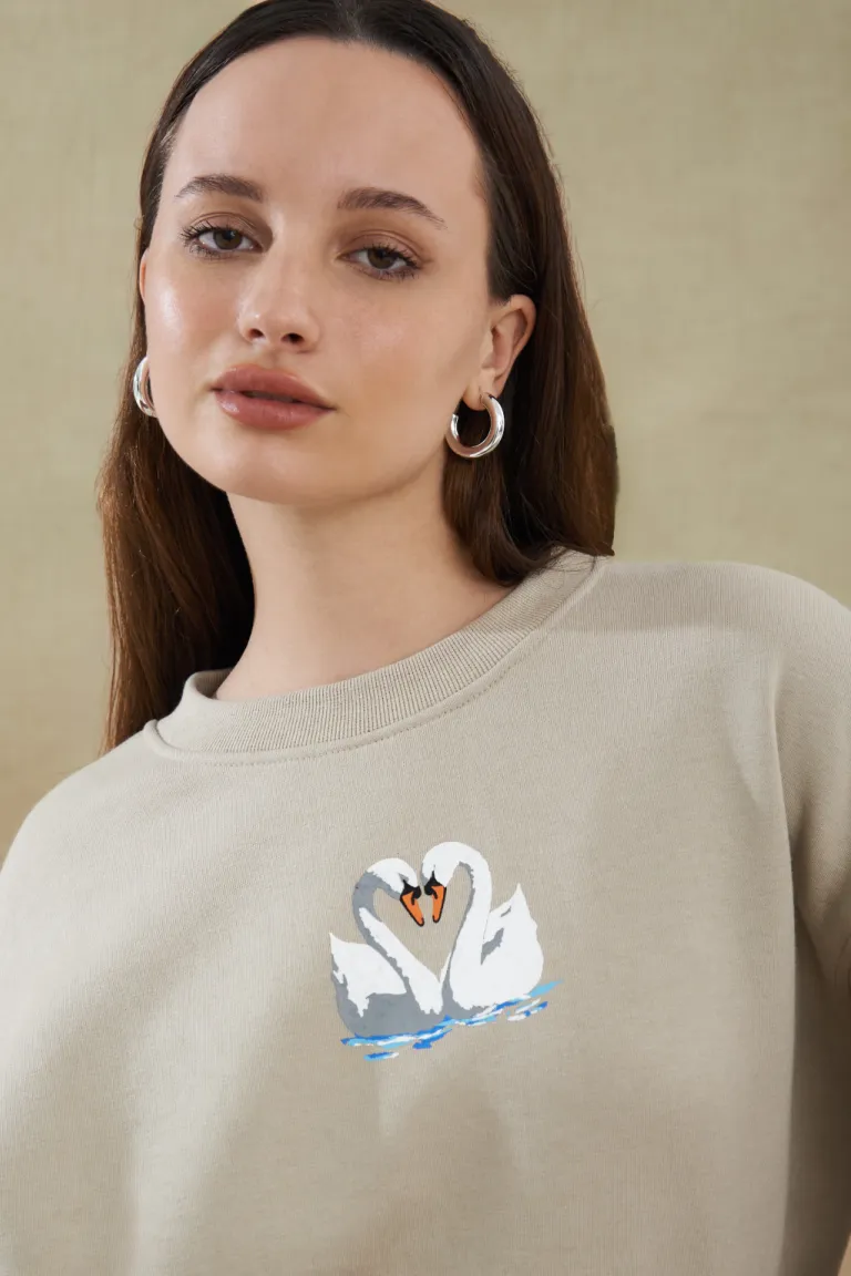 Buzo Beige con Estampa Gráfica de Moda para Mujer de Apricot en Buzos y Sweaters para argentina