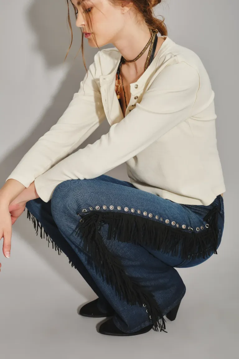 Pantalón jean de tiro medio con detalle de arandelas laterales y flecos en las costuras de Rapsodia en Pantalones para argentina