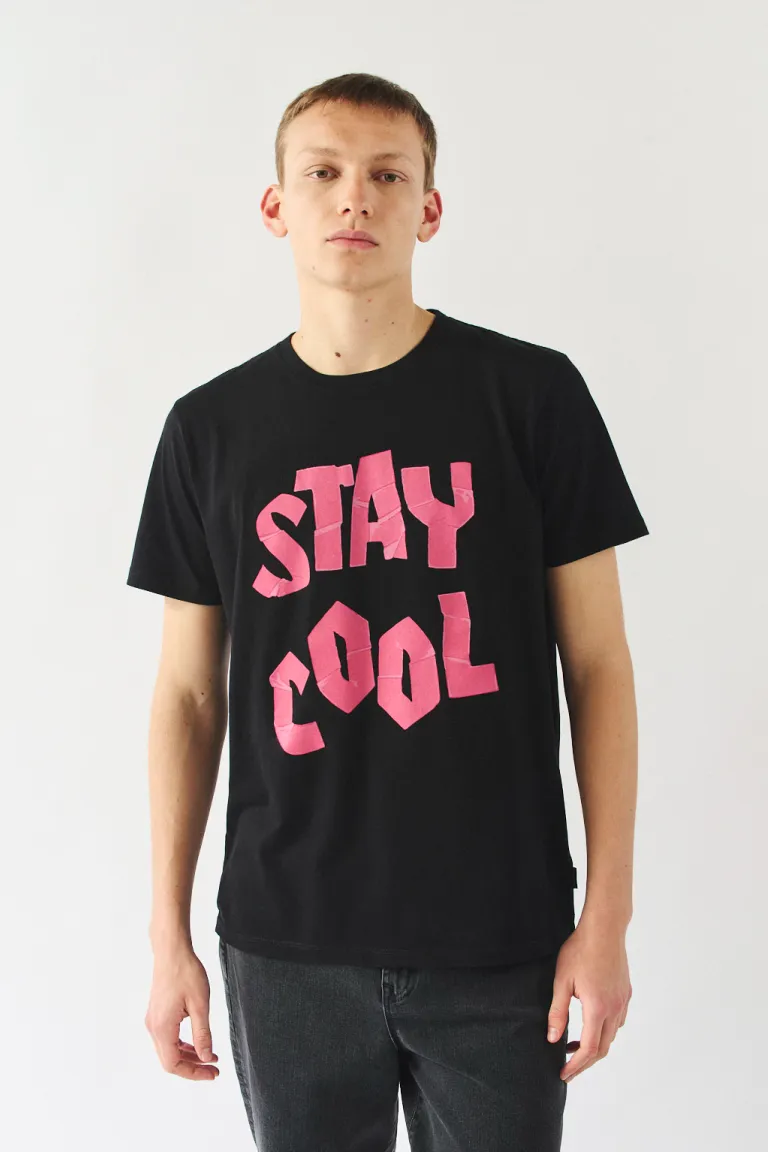 Remera negra con estampado en rosa 'Stay Cool' de corte regular para hombres de Bensimon en Remeras y Polos para argentina