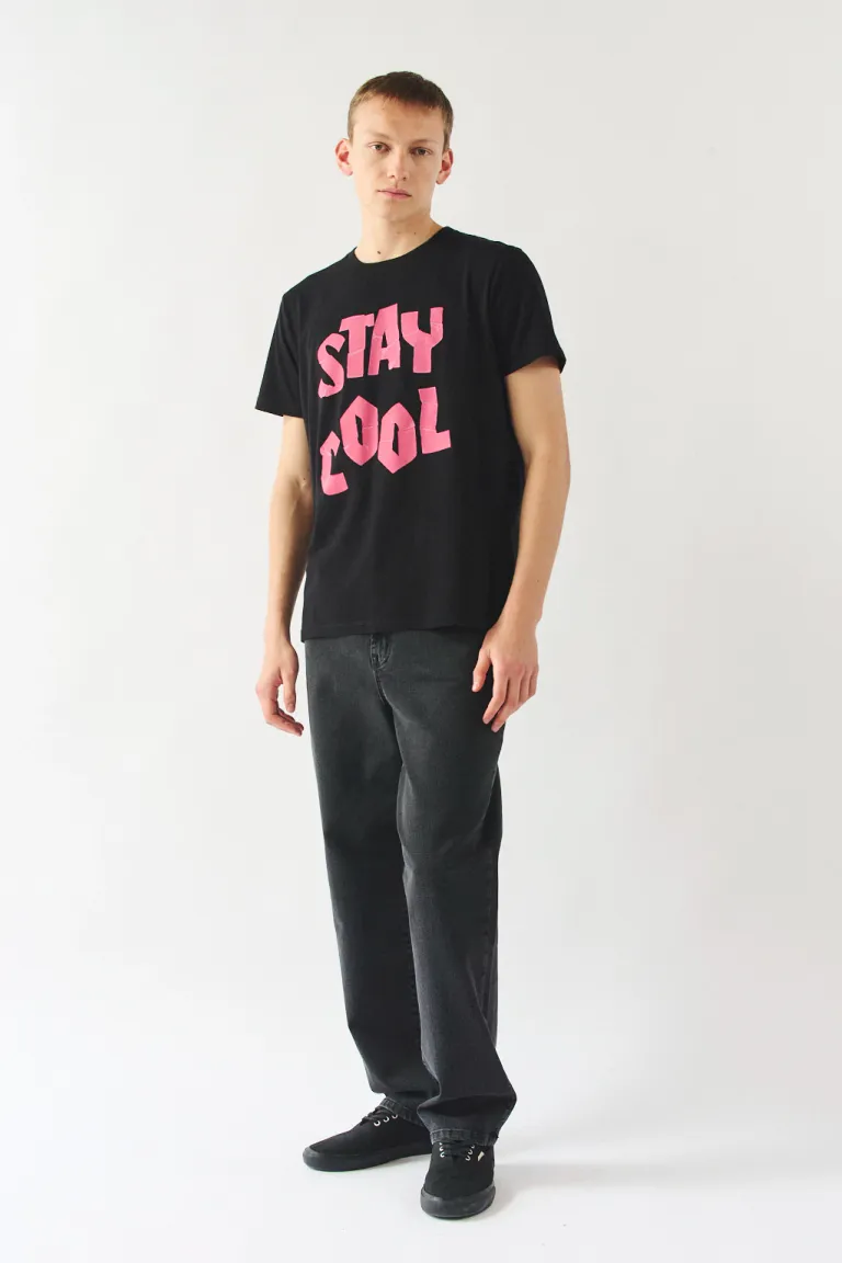 Remera negra con estampado en rosa 'Stay Cool' de corte regular para hombres de Bensimon en Remeras y Polos para argentina