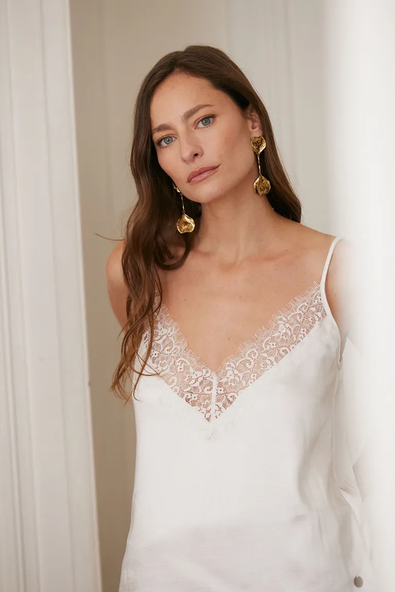 Top de escote en V con detalles de encaje, perfecto para combinar con múltiples prendas de Indiastyle en Tops para argentina