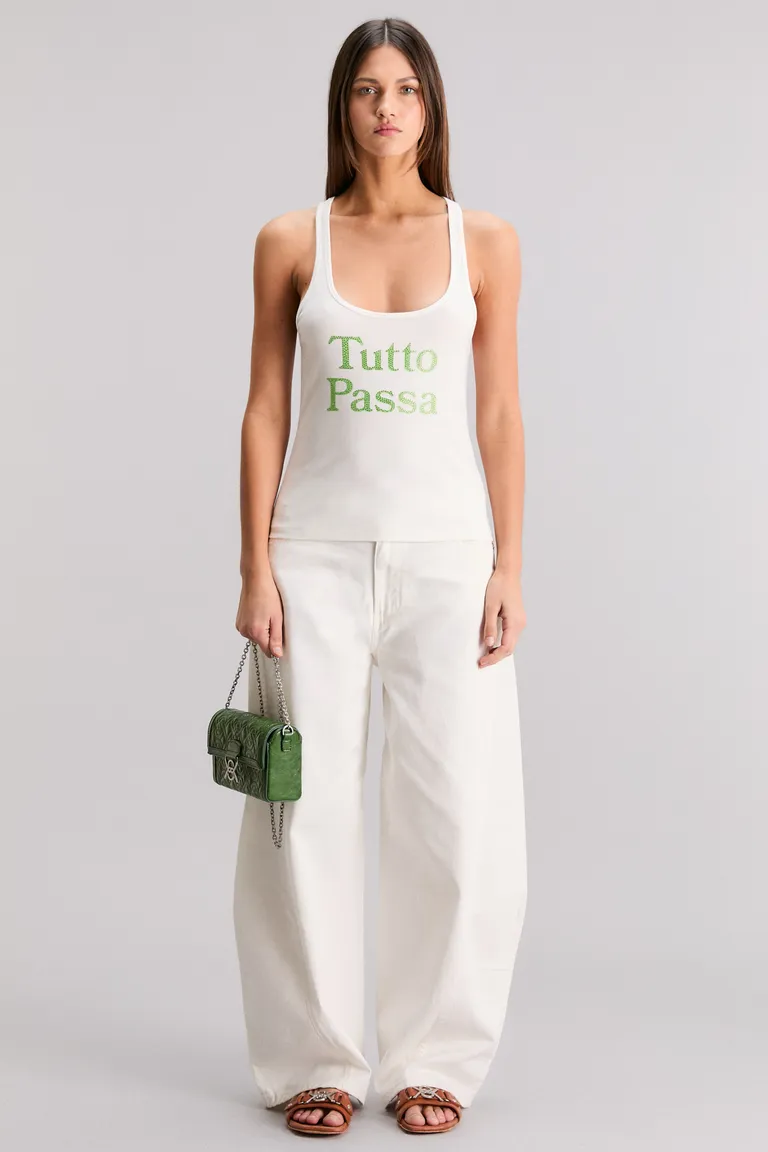 Musculosa en tono verde con gráfica estampada 'Tutto Passa' de Kosiuko en Tops para argentina