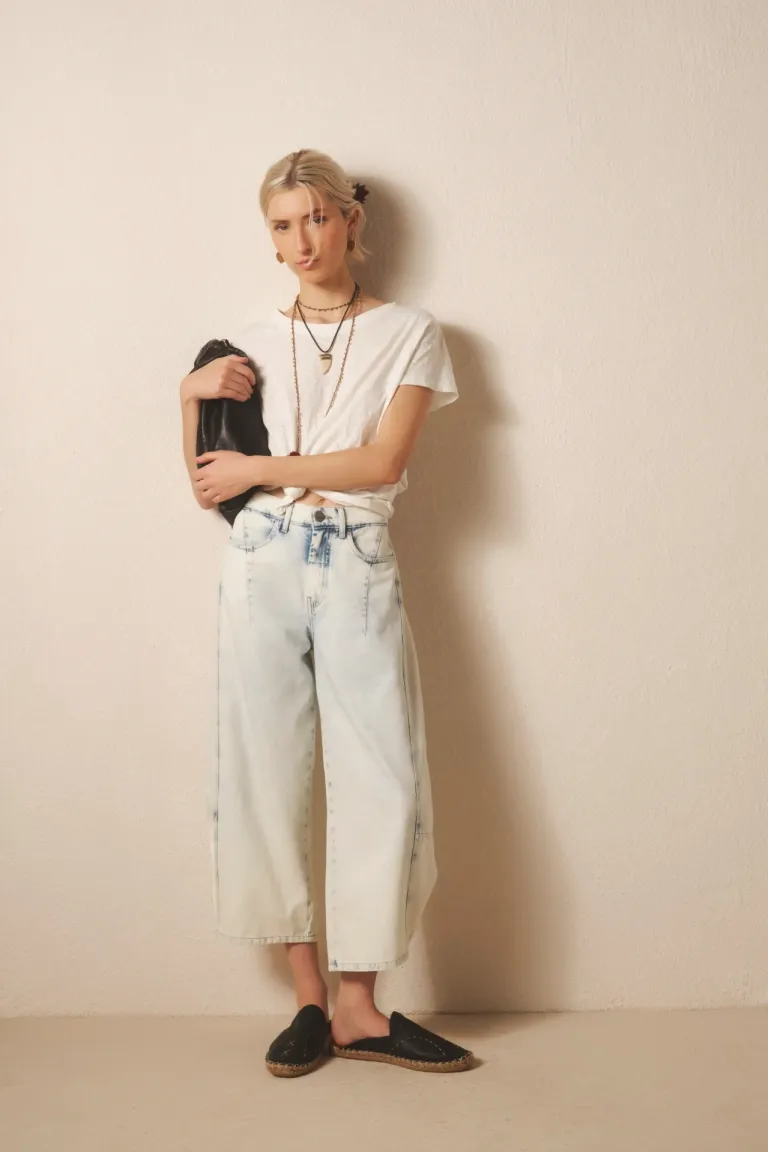 Jeans de tiro medio-alto, calce holgado y lavado bleach de Rapsodia en Pantalones para argentina