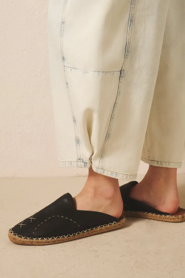 Jeans de tiro medio-alto, calce holgado y lavado bleach de Rapsodia en Pantalones para argentina