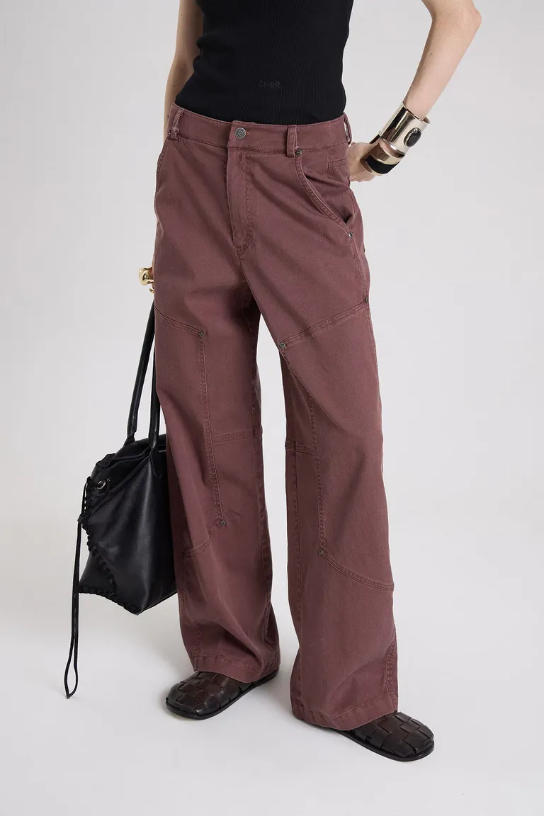 Pantalon recto de calce holgado con costuras reforzadas, bolsillos funcionales y cierre frontal con botonadura metálica de Maria Cher en Pantalones para argentina