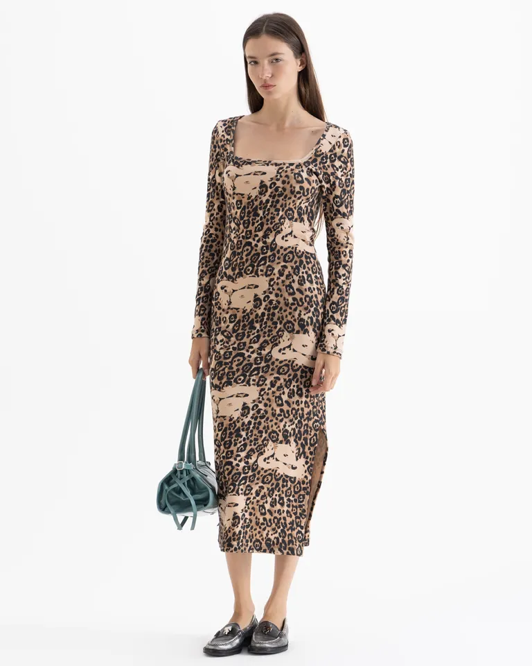 Vestido largo ajustado de escote cuadrado con mangas largas y tajo lateral de Jazmin Chebar en Vestidos para argentina