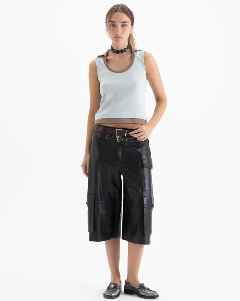 Musculosa con cuello redondo y detalle de contraste en el ruedo de calce ajustado de Jazmin Chebar en Tops para argentina