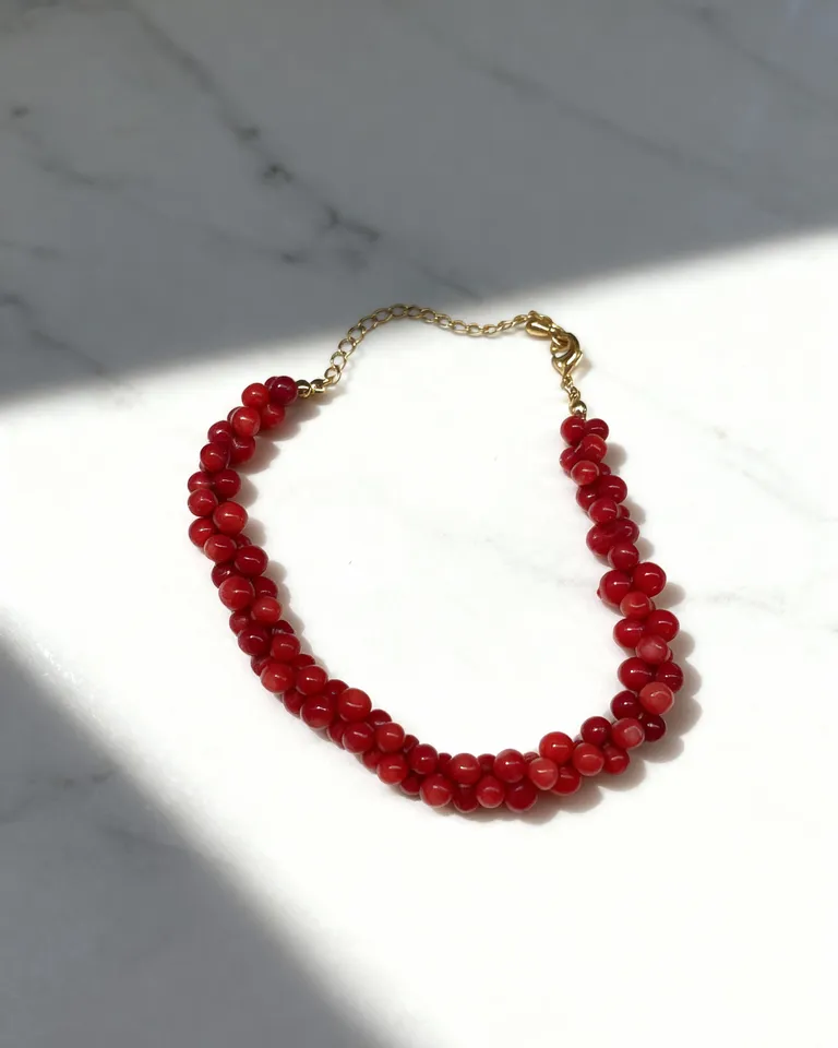 Collar de eslabones rojos con acabado brillante, un complemento elegante y versátil de Maria Cher en Bijouterie para argentina