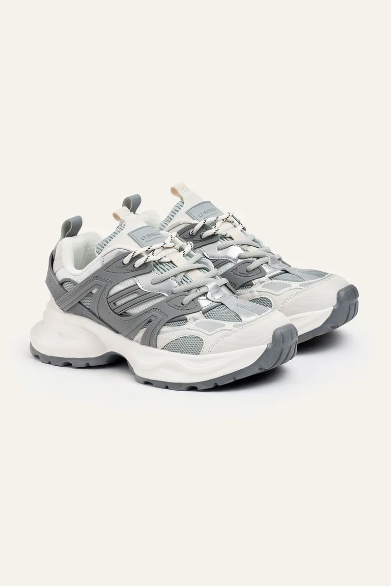 Zapatilla de diseño urbano con recortes laterales, cordones y suela de base alta con relieve deportivo de 47 Street en Zapatillas para argentina