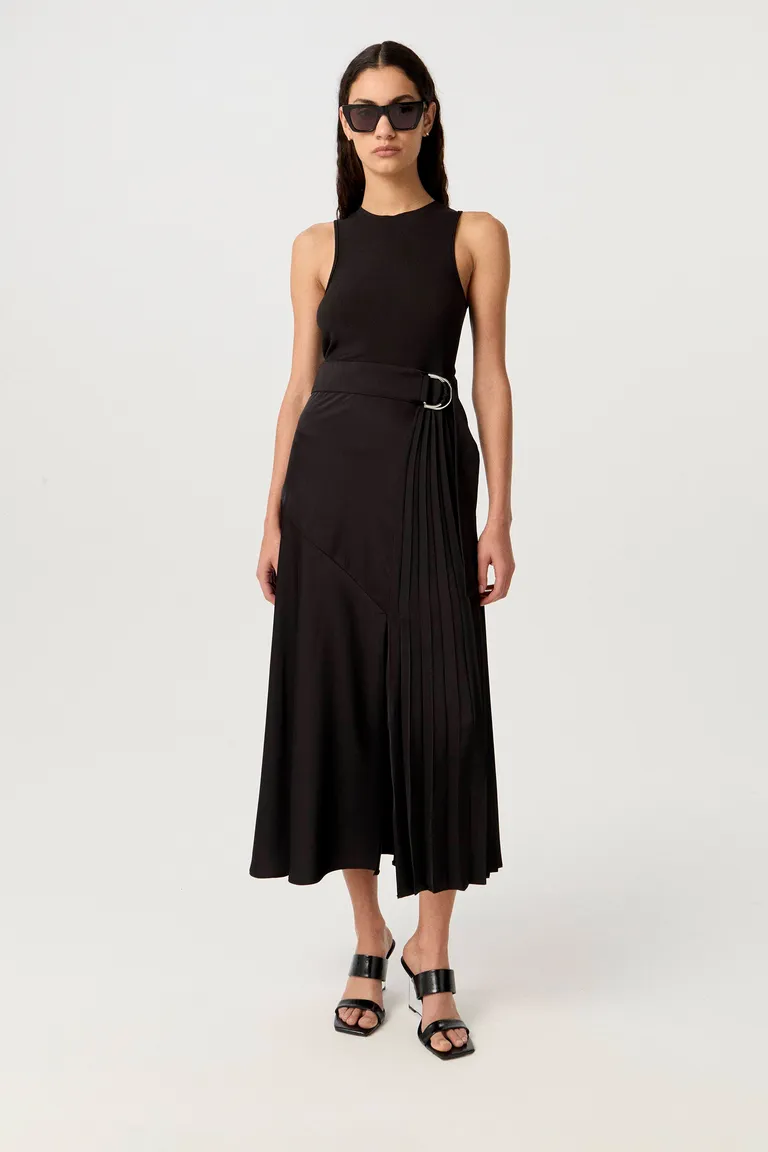 Vestido largo de satén y morley, diseño combinado, corte evasé y sin mangas de Markova en Vestidos para argentina