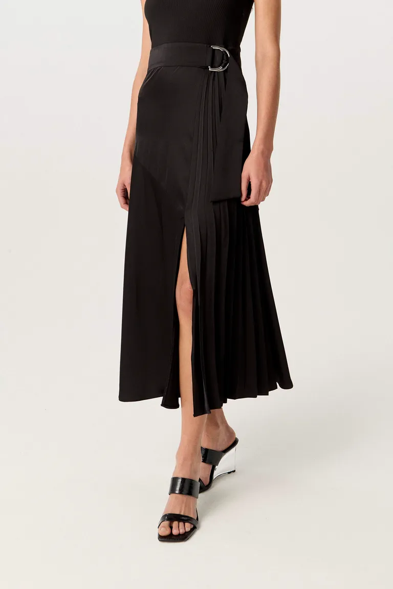 Vestido largo de satén y morley, diseño combinado, corte evasé y sin mangas de Markova en Vestidos para argentina