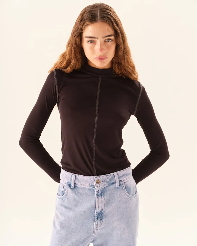 Polera de manga larga ajustada con costuras a contratono y cierre en la espalda de Furzai en Remeras para argentina