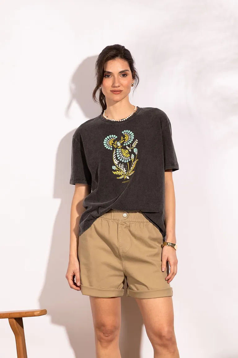 Remera negra de algodón con estampado llamativo y efecto lavado de Indiastyle en Remeras para argentina