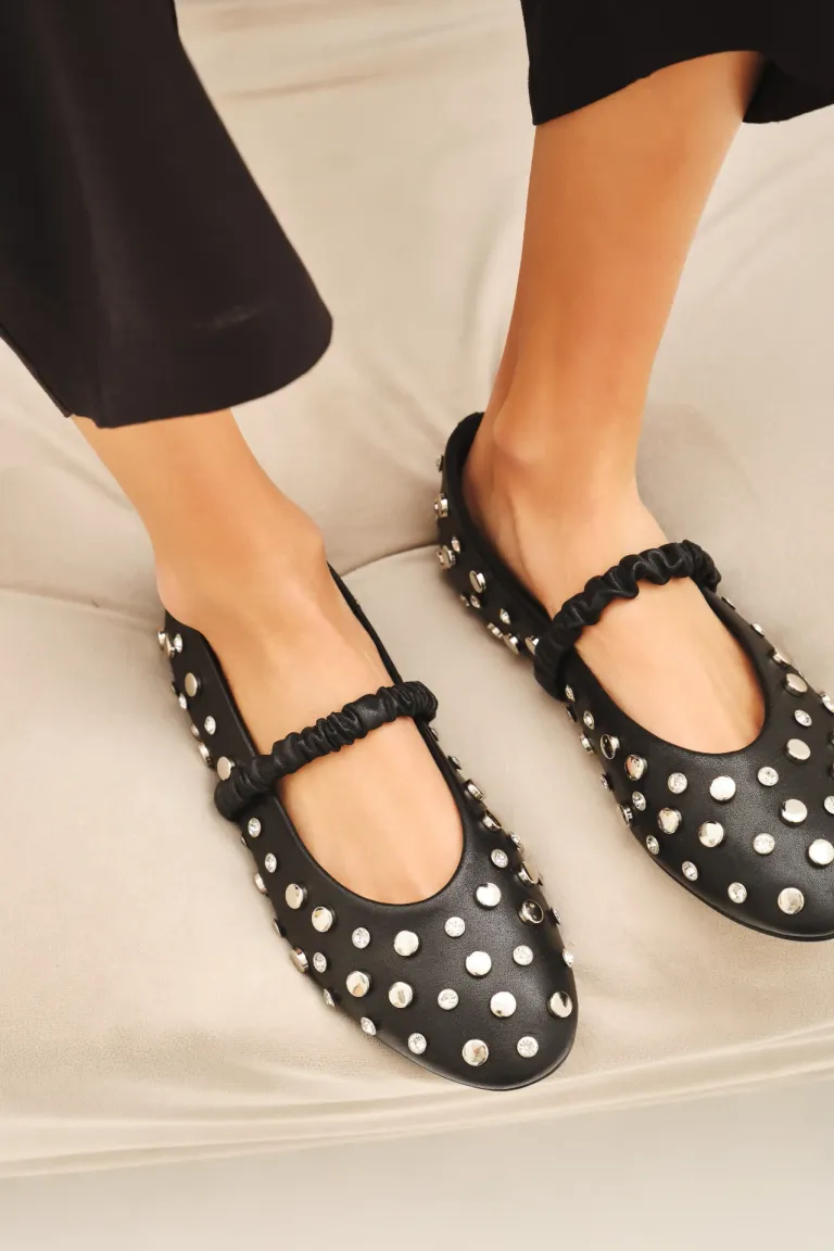 Bailarinas de cuero negro con detalles de remaches y cristales de Rapsodia en Ballerinas para argentina