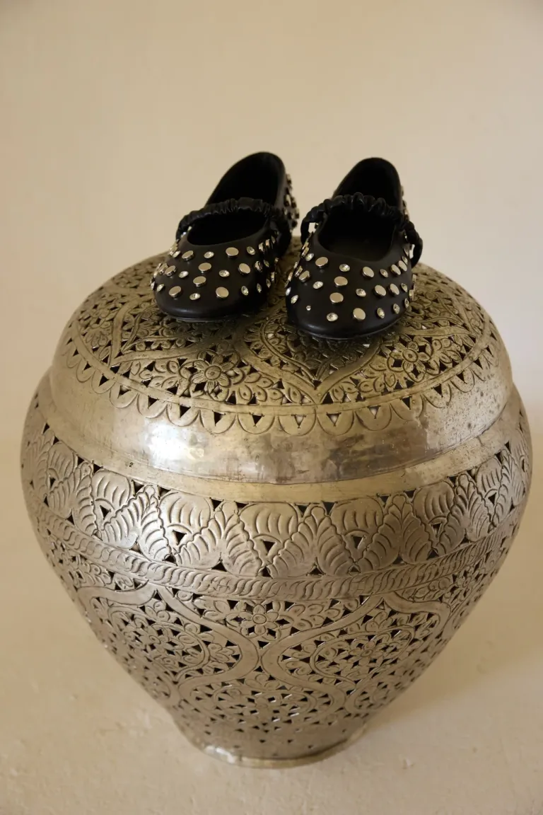 Bailarinas de cuero negro con detalles de remaches y cristales de Rapsodia en Ballerinas para argentina