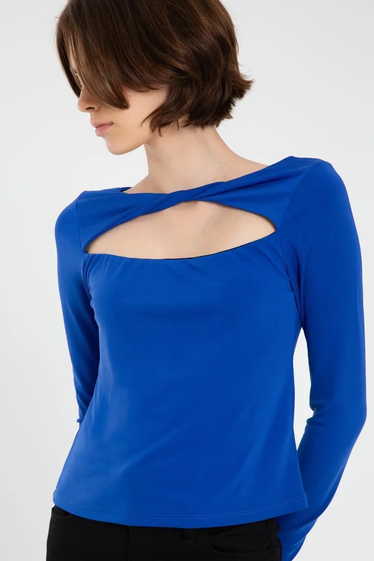 Top azul con escote asimétrico - Prenda de moda femenina para uso versátil de Naíma en Tops para argentina