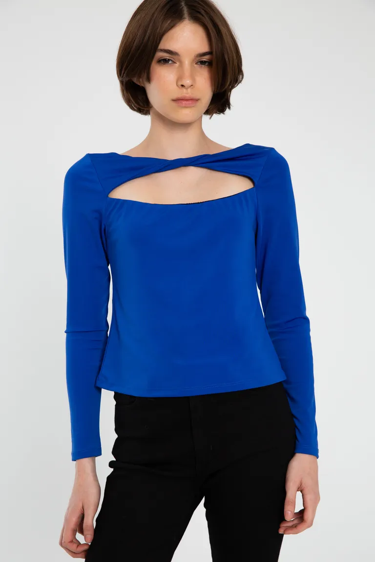 Top azul con escote asimétrico - Prenda de moda femenina para uso versátil de Naíma en Tops para argentina