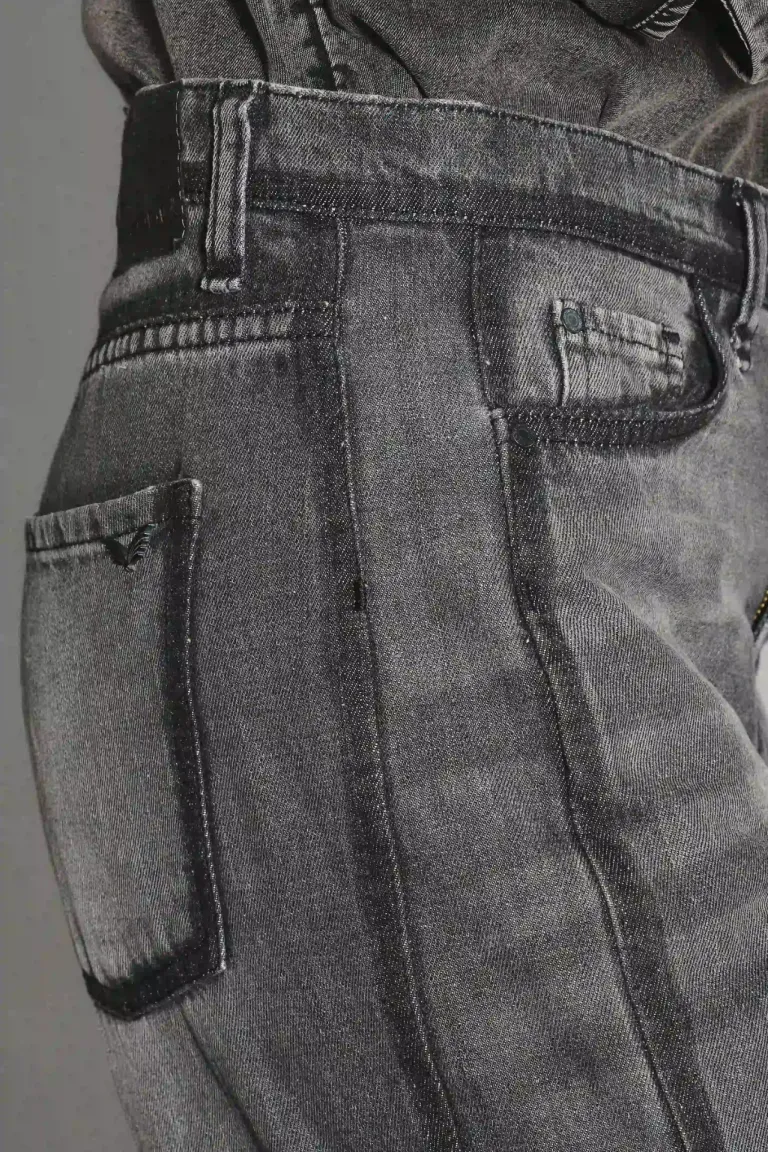 Pantalón tipo jean Oxford de tiro medio con recortes laterales y ruedo deshilachado de Rapsodia en Pantalones para argentina